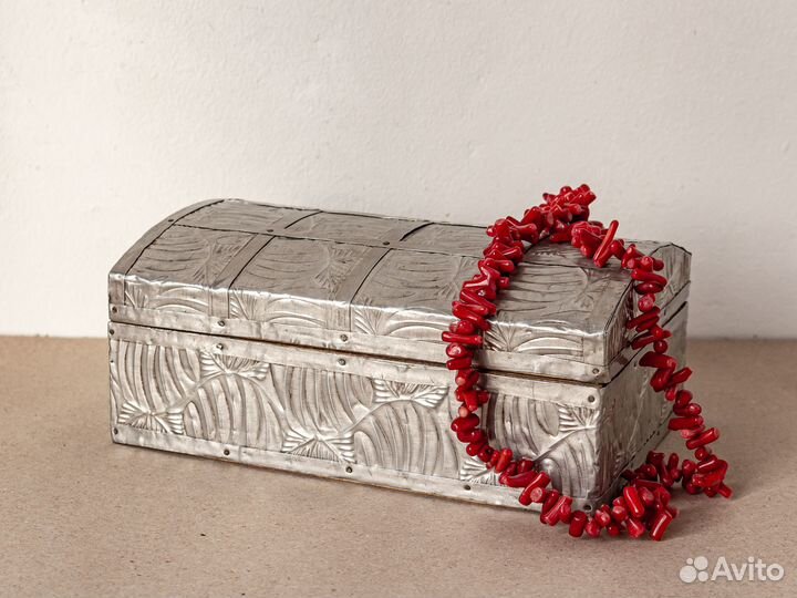 Шкатулка деревянная с чеканкой