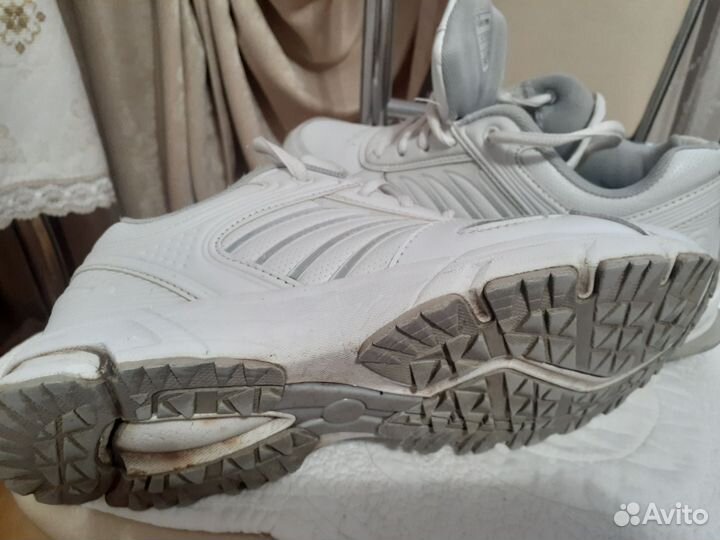 Продам кроссовки женские