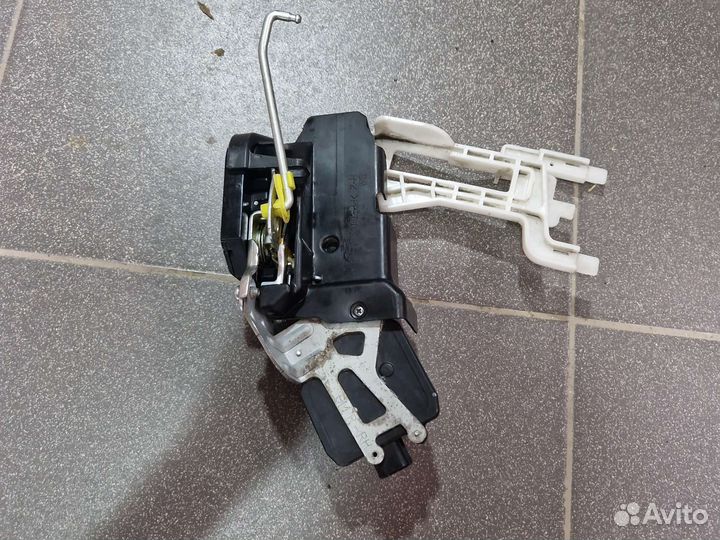 Замок двери задний правый Hyundai Santa Fe