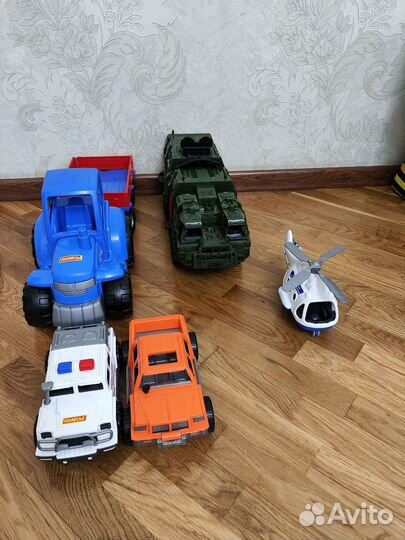 Синий трактор, с прицепом.еще разные машины