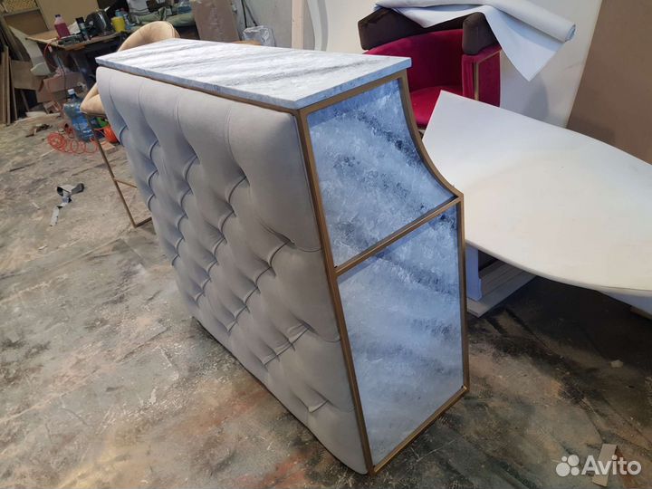 Стойка ресепшн с рисунком под мрамор