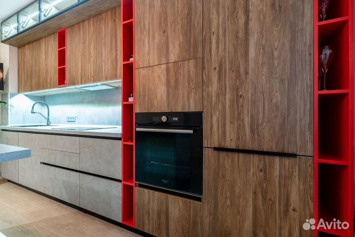 Стильная кухня с деревянными фасадами