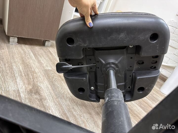 Кресло для мастера маникюра бу