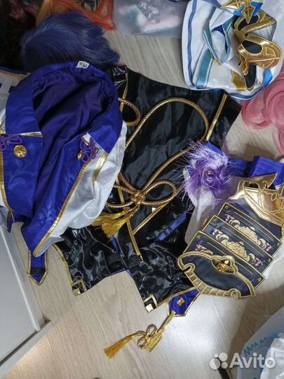 Много косплеев геншин И тд, париков, крафт, лук