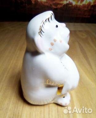 Фарфоровая статуэтка Обезьянка с книжкой