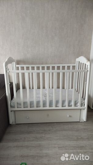 Детская кроватка с универсальным маятником