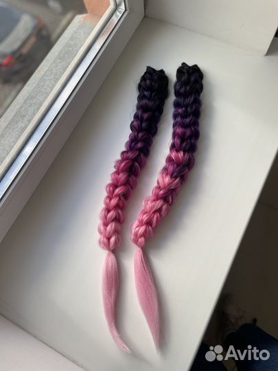 3 д косы, коепятся на обычные невидимки)