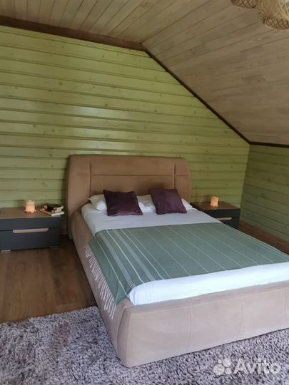 Кровать и прикроватные тумбочки