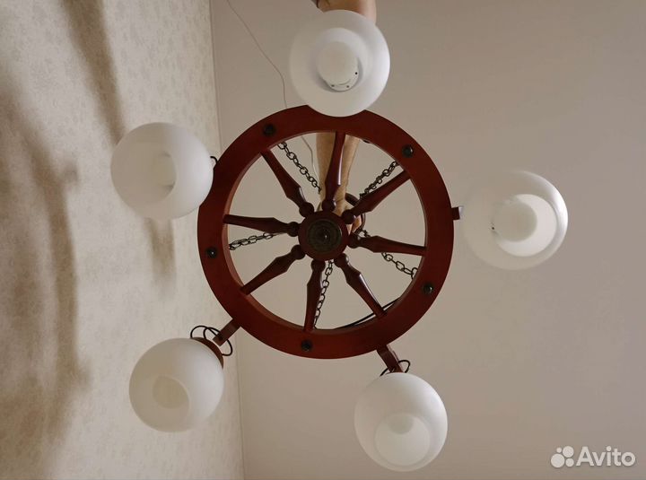 Люстра деревянная подвесная штурвал
