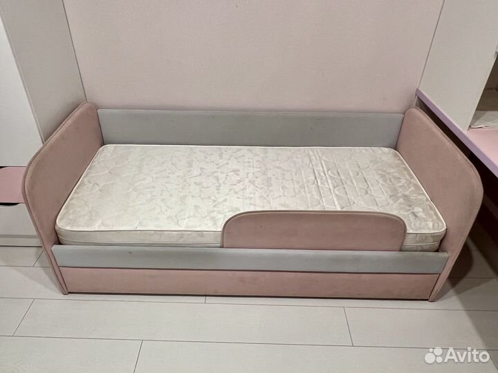 Детская кровать с матрасом и шкаф