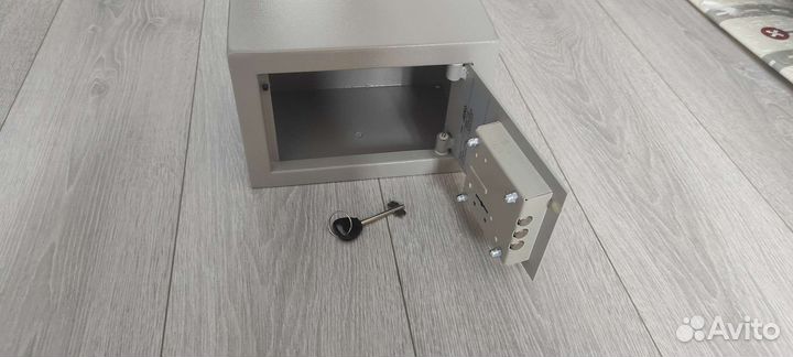 Сейф металлический