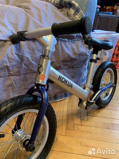 Беговел и шлем kokua