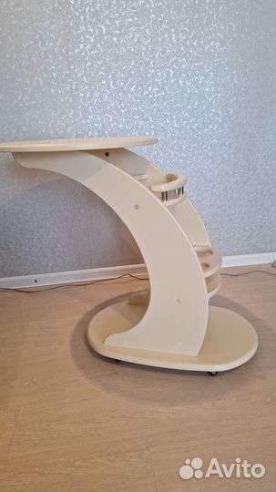 Продам прикроватный столик на колесах