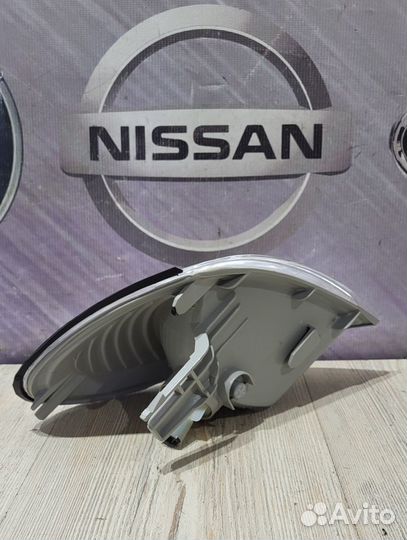 Поворотник Nissan almera N16 Лев