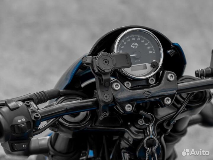 Крепление телефона на руль мотоцикла Quad Lock