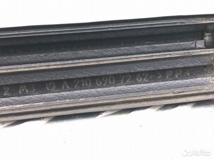 Молдинг двери передний правый Mercedes-Benz