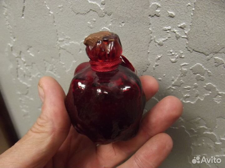 Сувенирная маленькая бутылка от гранатового вина