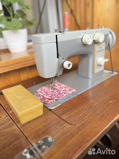 Швейная машина Чайка 142м-22-1 с ножным приводом