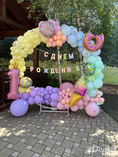 Фотозона с цветами, круглая, с мольбертом