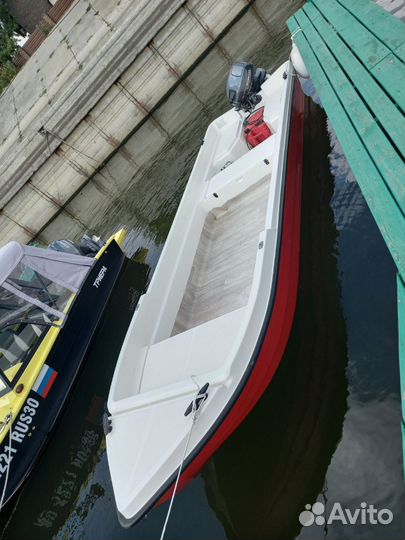 Моторная лодка Riverboat с мотором ямаха 9.9