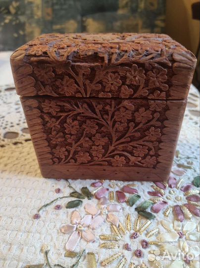 Деревянная шкатулка