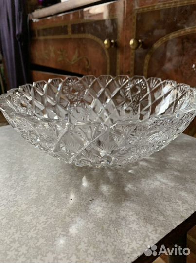 Хрустальные бокалы и салатник в отличном