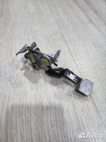 Рычажок бензобака Toyota Corolla 120