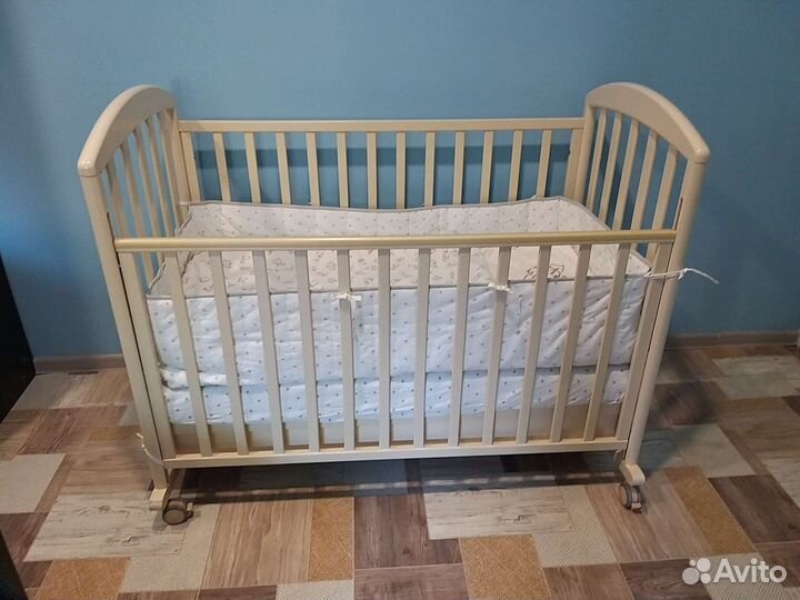 Кроватка с ящиком (+ 2 матраса, белье и др.)