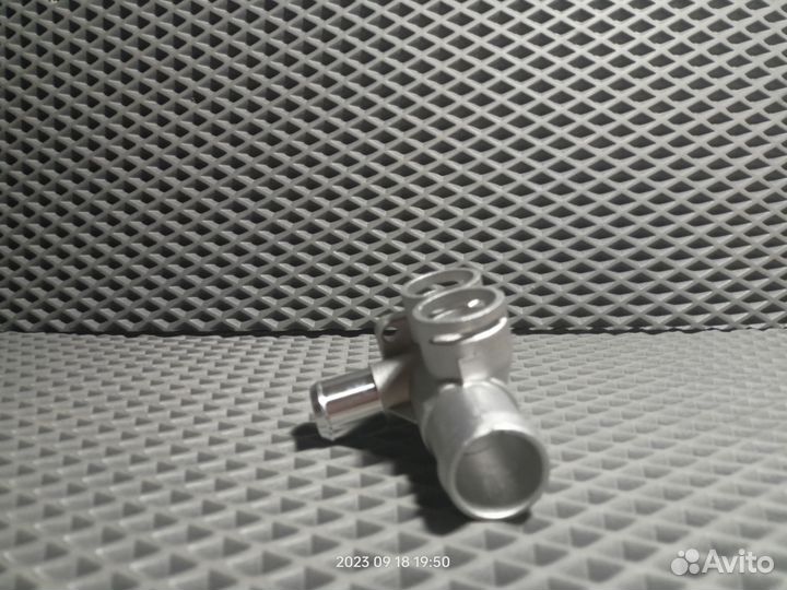 Тройник охл. жидкости Audi 80 100 VAG 2 датч