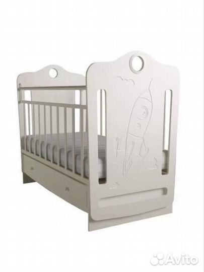 Детская кроватка с маятником и ящиком
