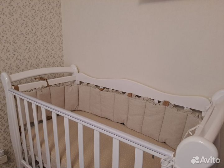 Детская кроватка с маятником и ящиком