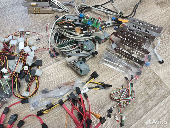 Для компьютера кабеля, переходники, заглушки