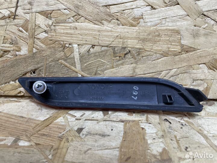 Отражатель в задний бампер левый Toyota Camry 75