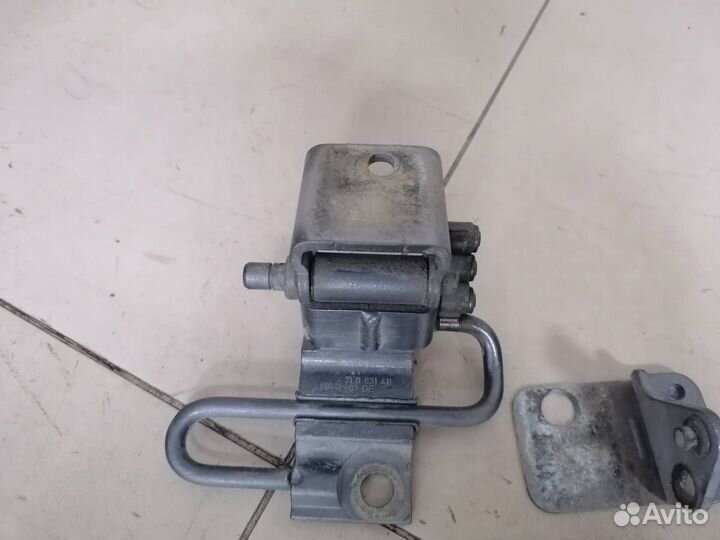 Петля двери передней левой нижняя Porsche Cayenne 2003-2010