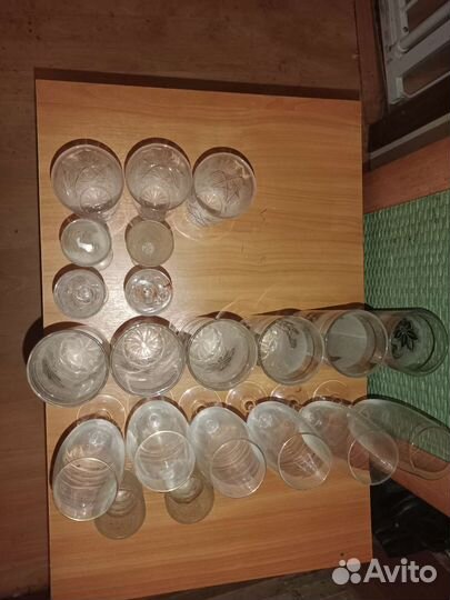 Коллекция различных рюмок и фужеров