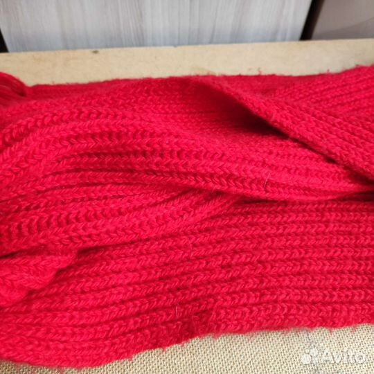 Шарф красный вязанный