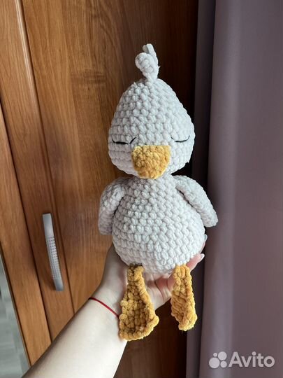 Вязаный утенок сплюшка амигуруми