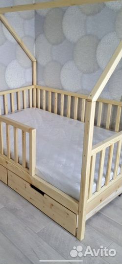 Кровать домик в натуральном цвете дерева