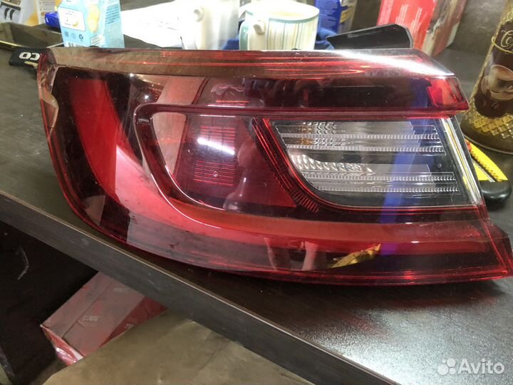 Задний левый фонарь