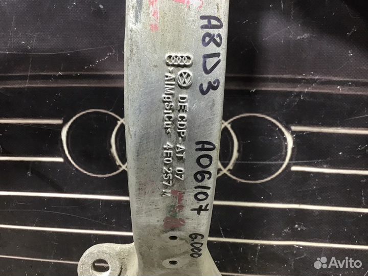 Кулак левый передний Audi A8 D3