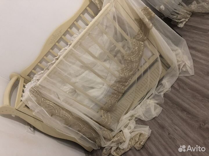 Детская кроватка с маятником и ящиком