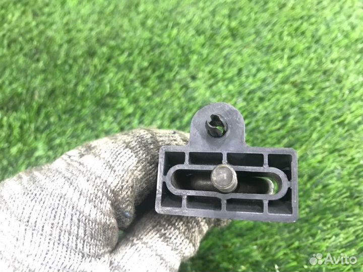 Петля замка капота передняя Bmw 5 E60 M54B30 2003