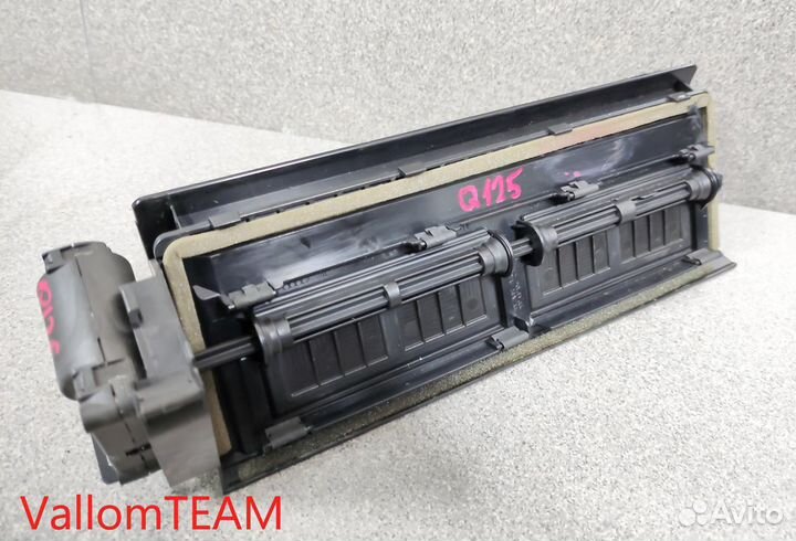 Лот Q125 Воздуховод с сервоприводом Audi Q7