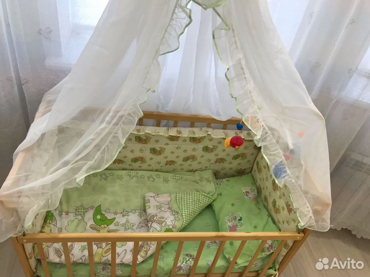 Детская кроватка с маятником