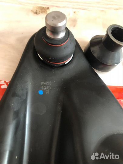 Передний правый рычаг TRW Ларгус, Логан, Сондеро