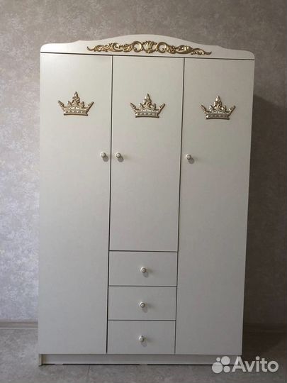 Шкаф для одежды трехстворчатый