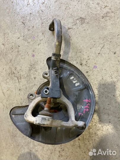 Поворотный кулак передний левый Mercedes-Benz