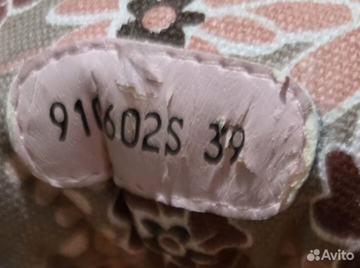 Кроссовки женские