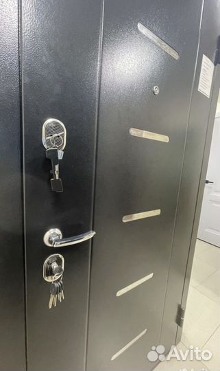 Дверь входная с зеркалом новая