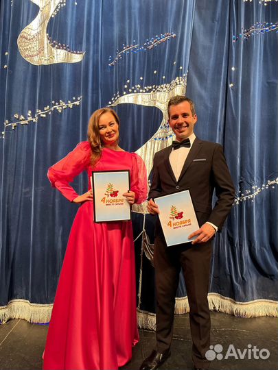 Ведущая шоу программы в новогоднюю ночь